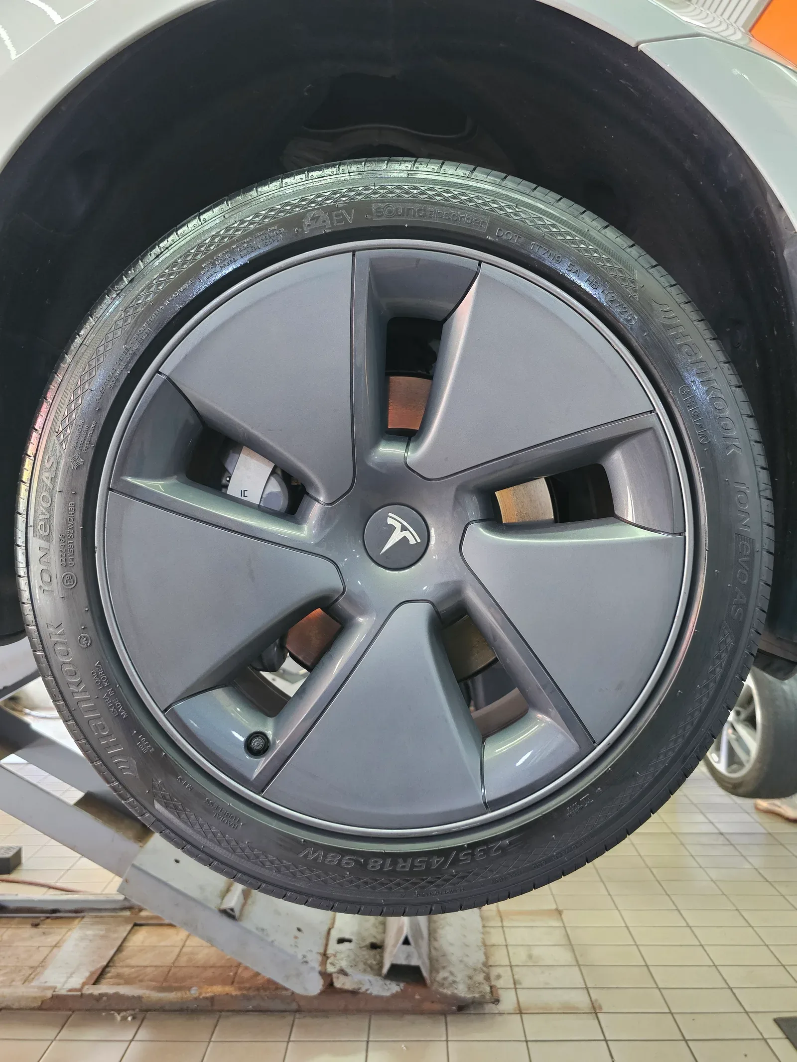테슬라 모델3 235/45R18 한국타이어 아이온 에보 AS 타이어 장착 완료 사진 16