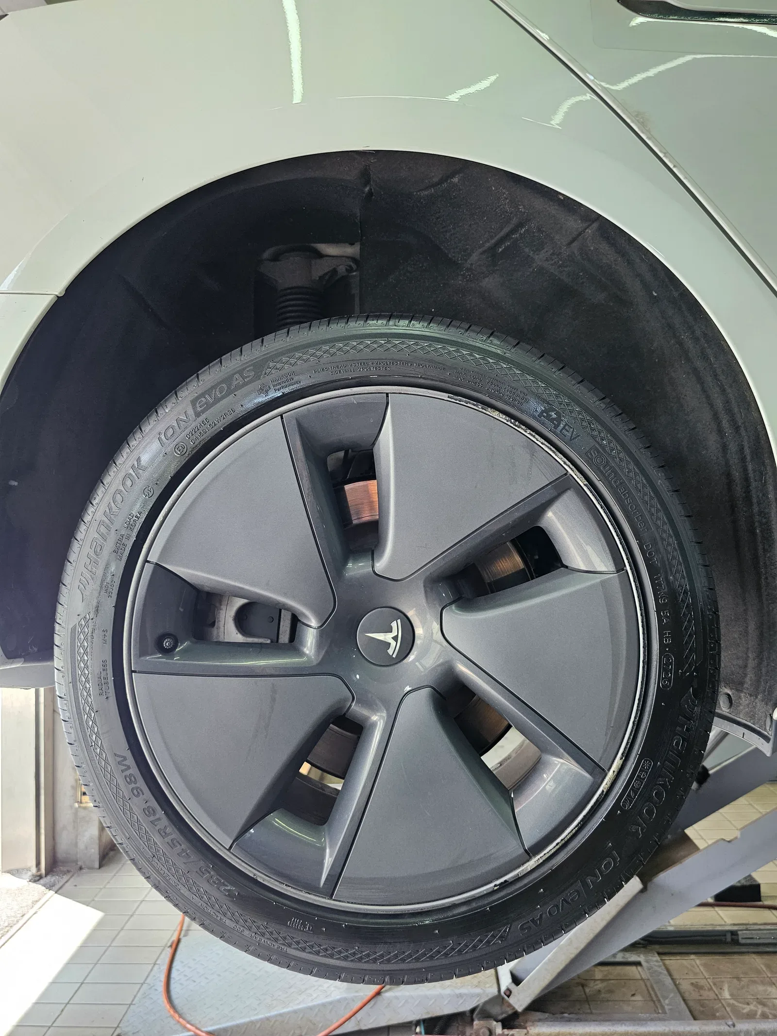 테슬라 모델3 235/45R18 한국타이어 아이온 에보 AS 타이어 장착 완료 사진 17
