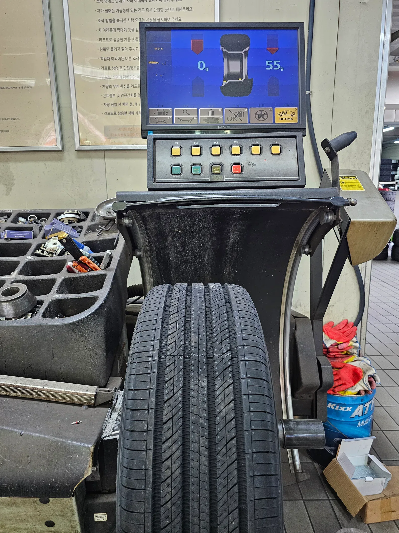 테슬라 모델3 235/45R18 한국타이어 아이온 에보 AS 타이어 장착 완료 사진 13