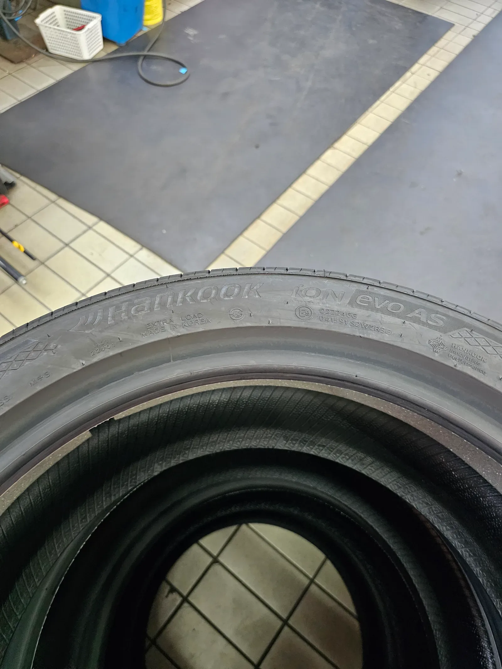 테슬라 모델3 235/45R18 한국타이어 아이온 에보 AS 타이어 장착 완료 사진 5