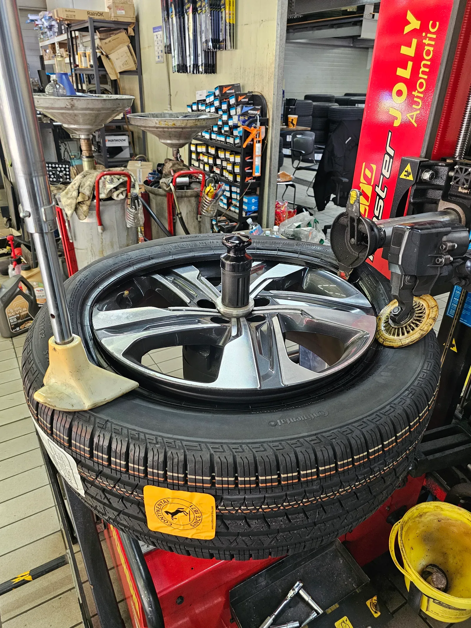 기아 쏘렌토 하이브리드 235/55R19 콘티넨탈 크로스콘택 LX 스포츠 타이어 장착 완료 사진 8