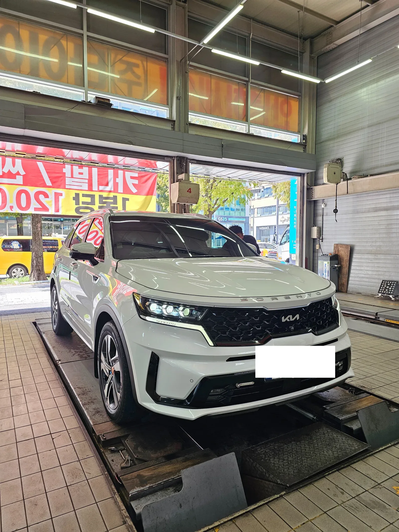 기아 쏘렌토 하이브리드 235/55R19 콘티넨탈 크로스콘택 LX 스포츠 타이어 장착 완료 사진