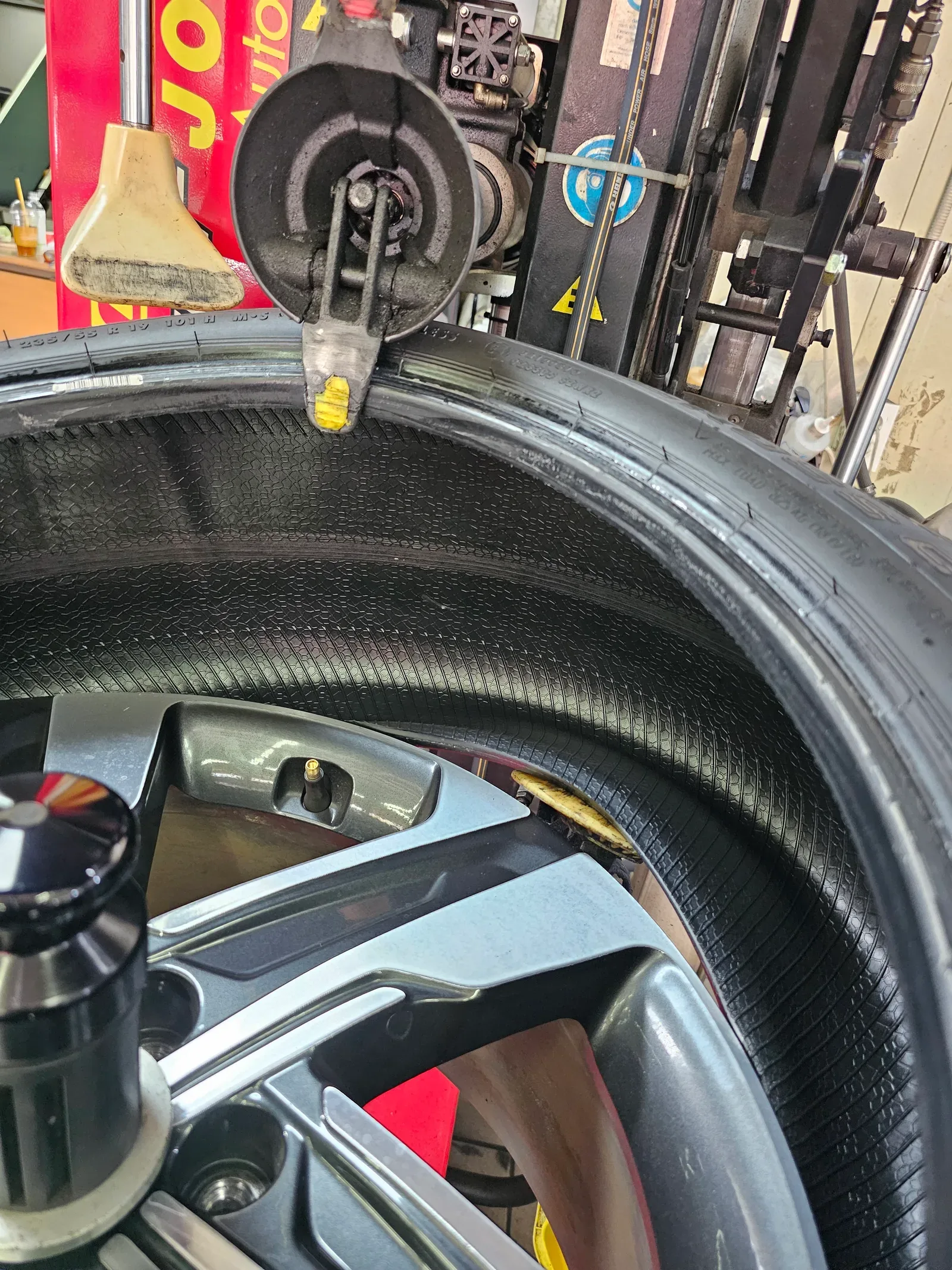 기아 쏘렌토 하이브리드 235/55R19 콘티넨탈 크로스콘택 LX 스포츠 타이어 장착 완료 사진 6
