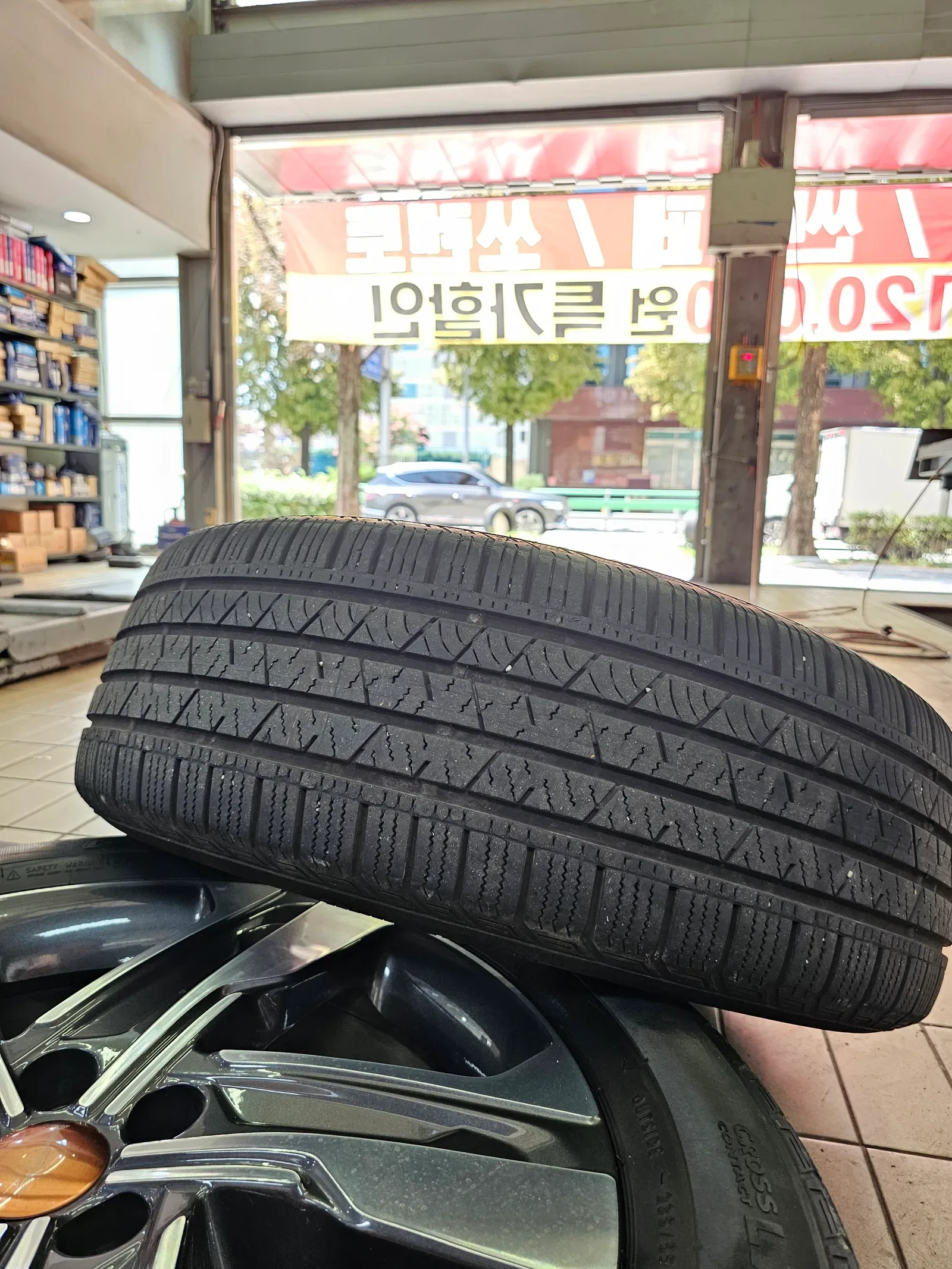 기아 쏘렌토 하이브리드 235/55R19 콘티넨탈 크로스콘택 LX 스포츠 타이어 장착 완료 사진 5