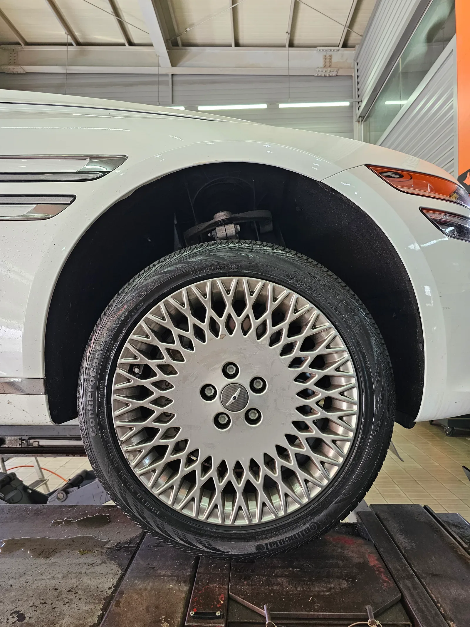 제네시스 G80 245/45R19 · 275/40R19 콘티넨탈 프로콘택 타이어 장착 완료 사진