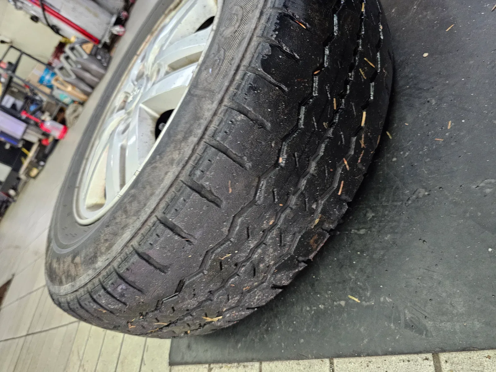 현대 스타렉스 215/70R16C 한국타이어 밴트라 트랜짓 타이어 장착 완료 사진 4