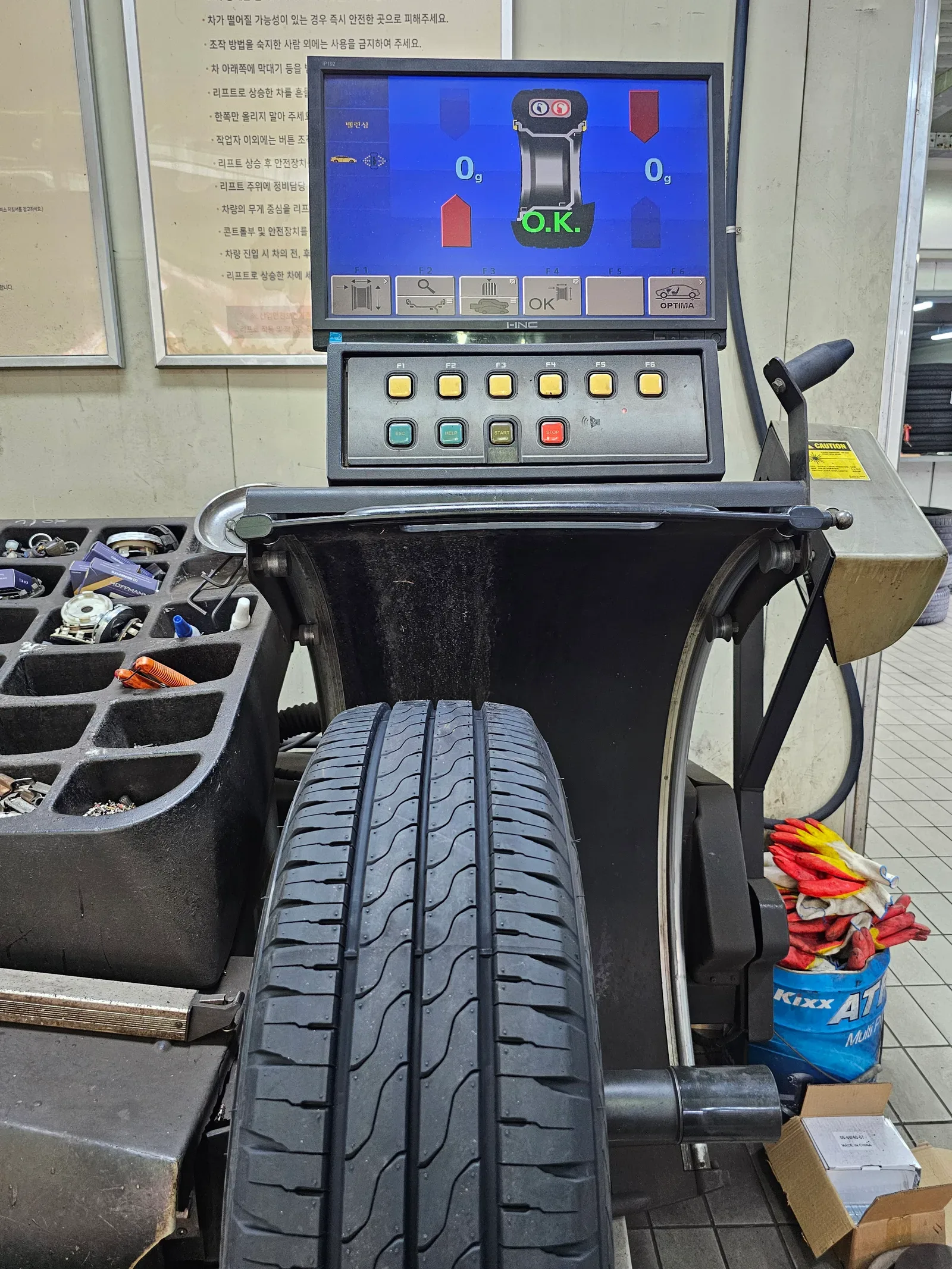 현대 스타렉스 215/70R16C 한국타이어 밴트라 트랜짓 타이어 장착 완료 사진 12