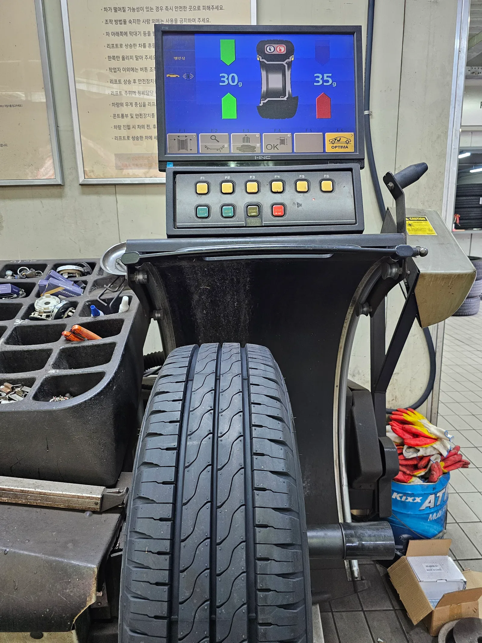 현대 스타렉스 215/70R16C 한국타이어 밴트라 트랜짓 타이어 장착 완료 사진 11