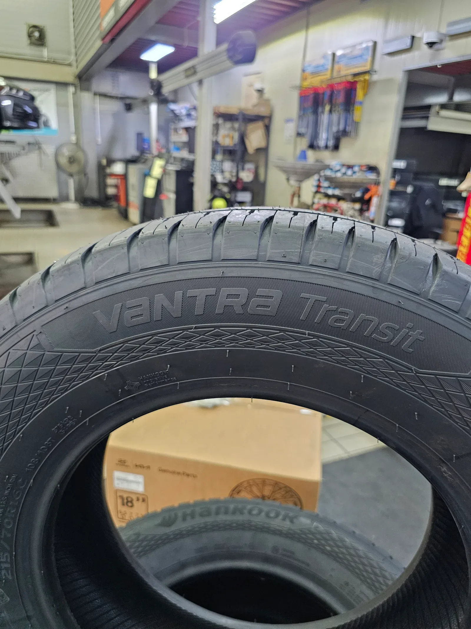 현대 스타렉스 215/70R16C 한국타이어 밴트라 트랜짓 타이어 장착 완료 사진 6