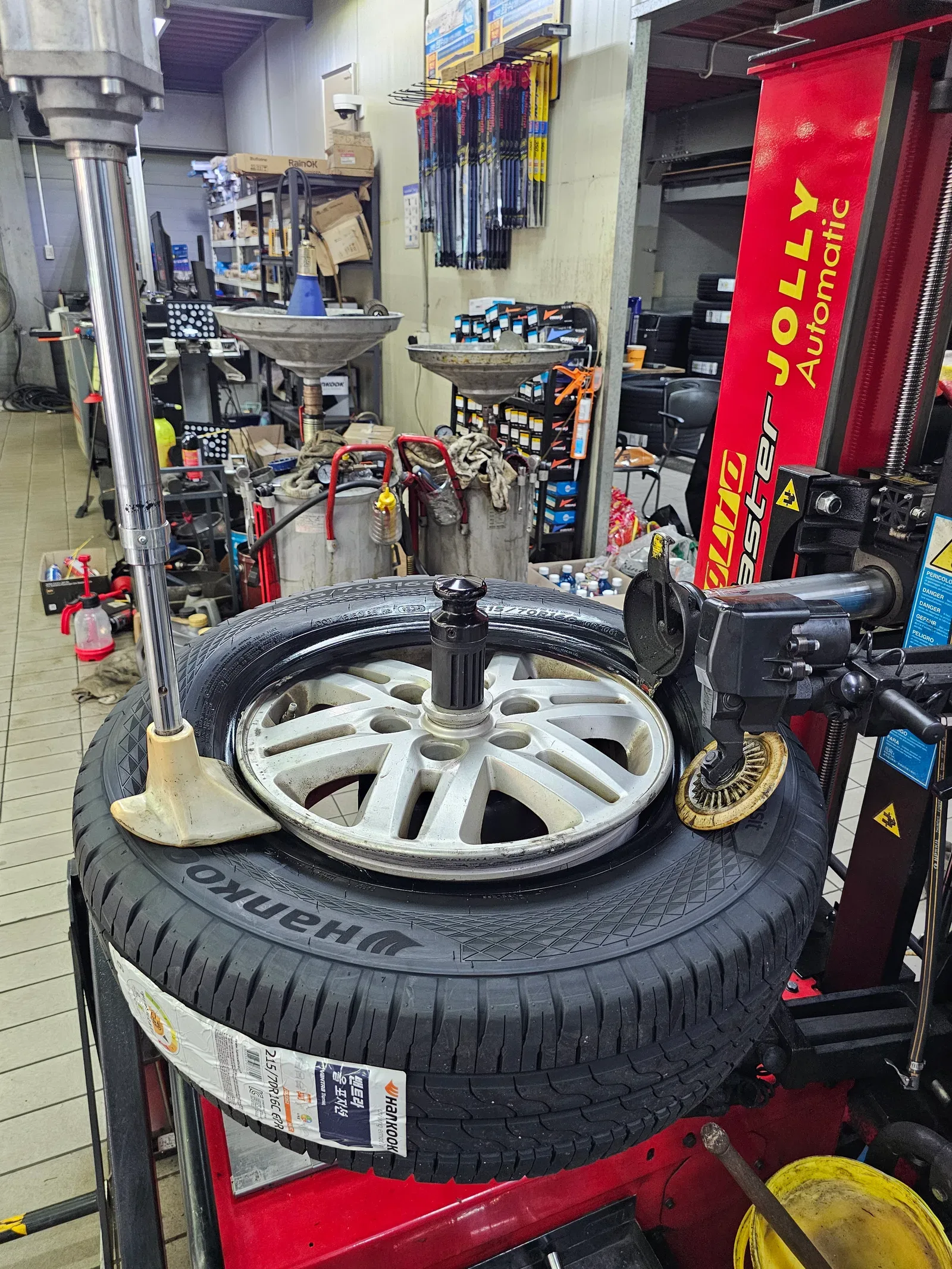 현대 스타렉스 215/70R16C 한국타이어 밴트라 트랜짓 타이어 장착 완료 사진 10