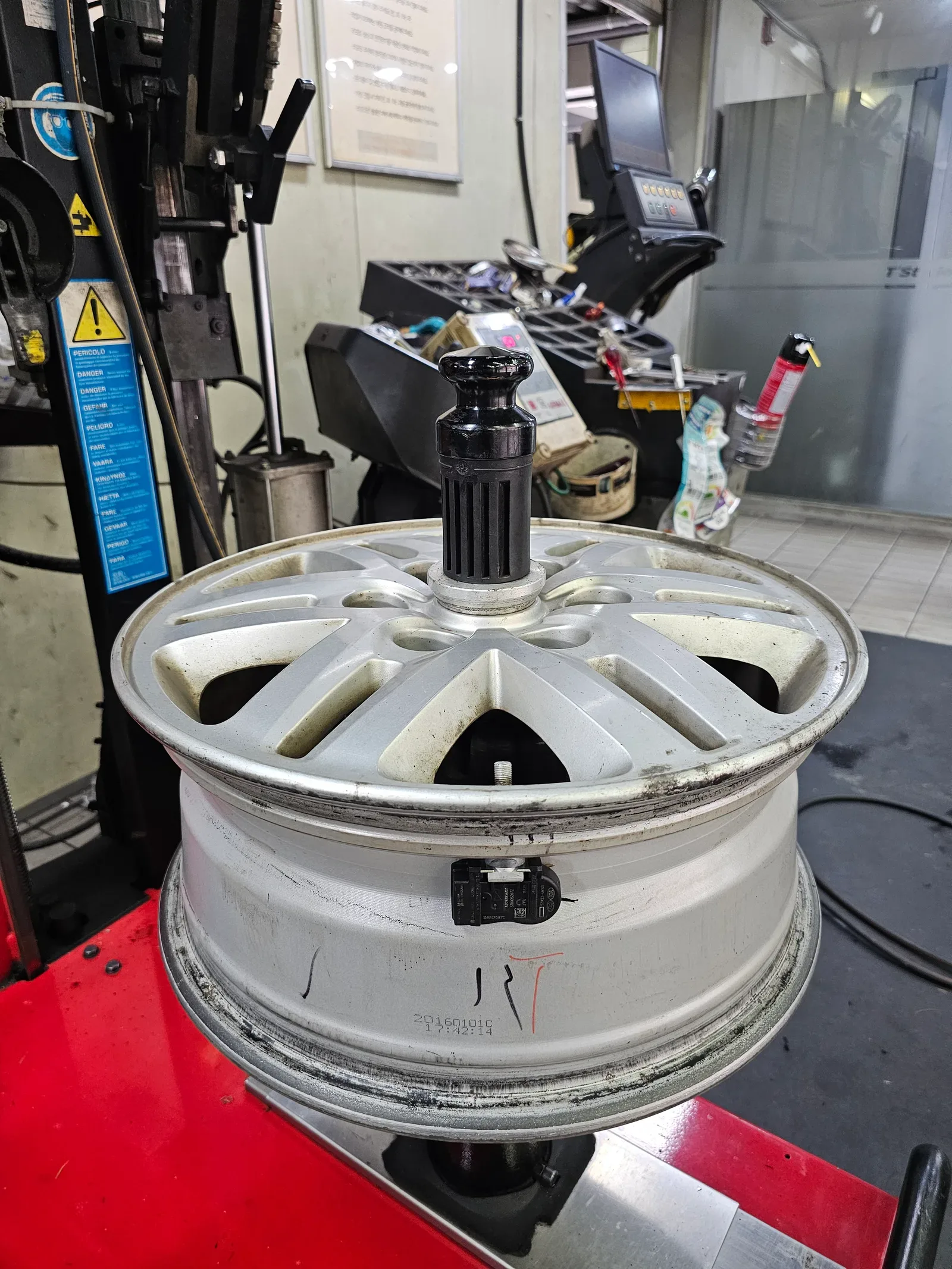 현대 스타렉스 215/70R16C 한국타이어 밴트라 트랜짓 타이어 장착 완료 사진 9