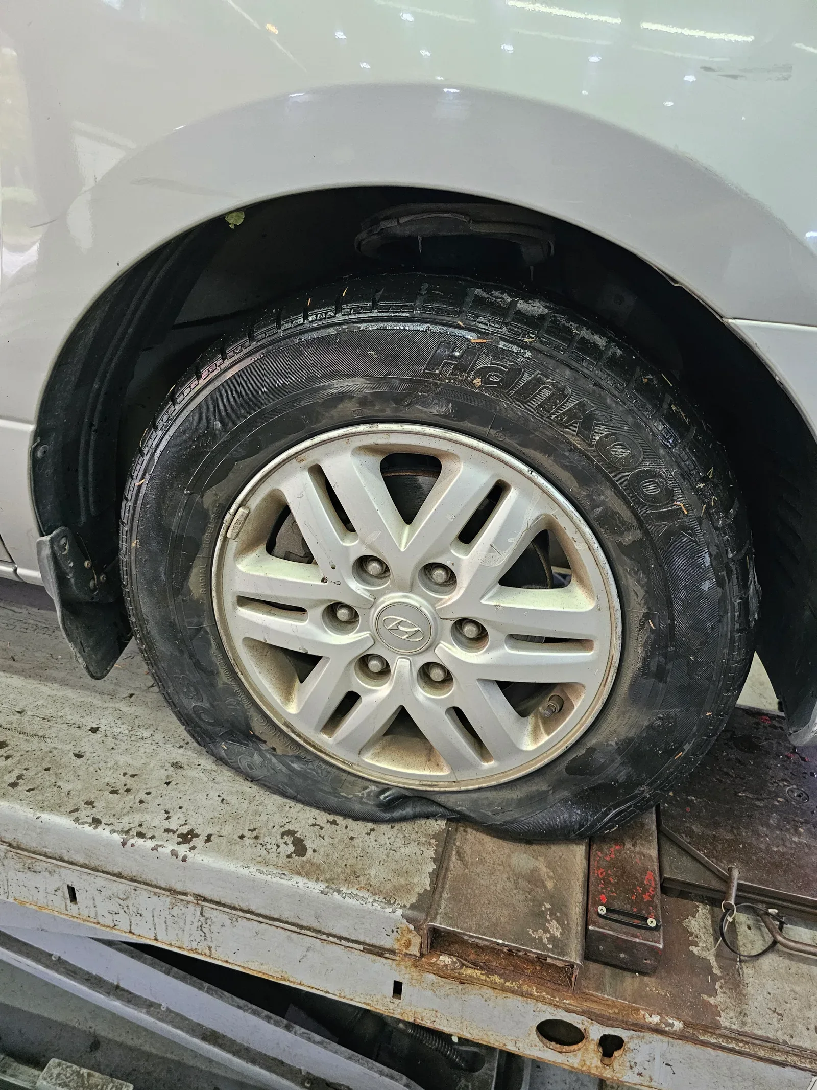 현대 스타렉스 215/70R16C 한국타이어 밴트라 트랜짓 타이어 장착 완료 사진 3