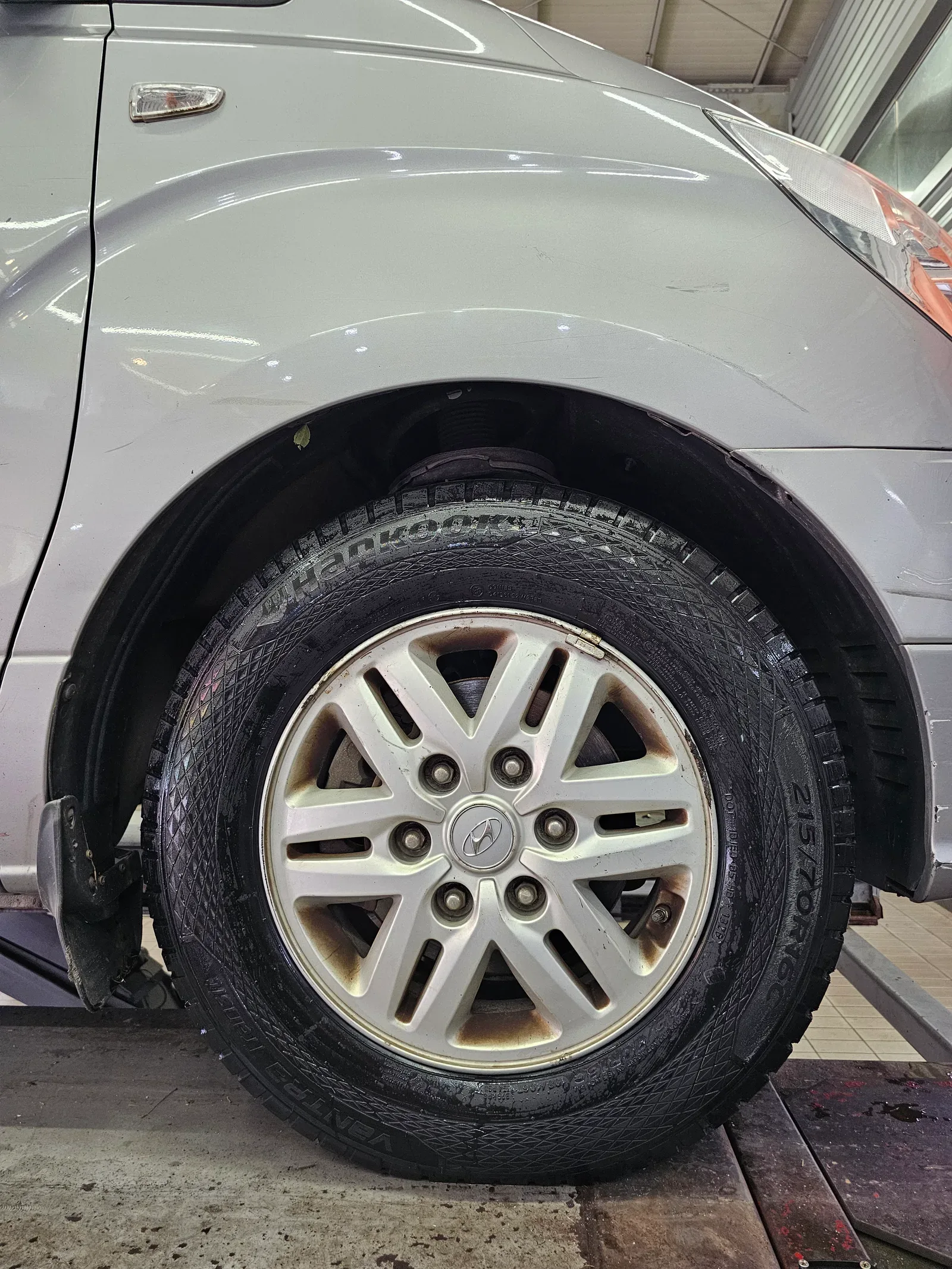 현대 스타렉스 215/70R16C 한국타이어 밴트라 트랜짓 타이어 장착 완료 사진