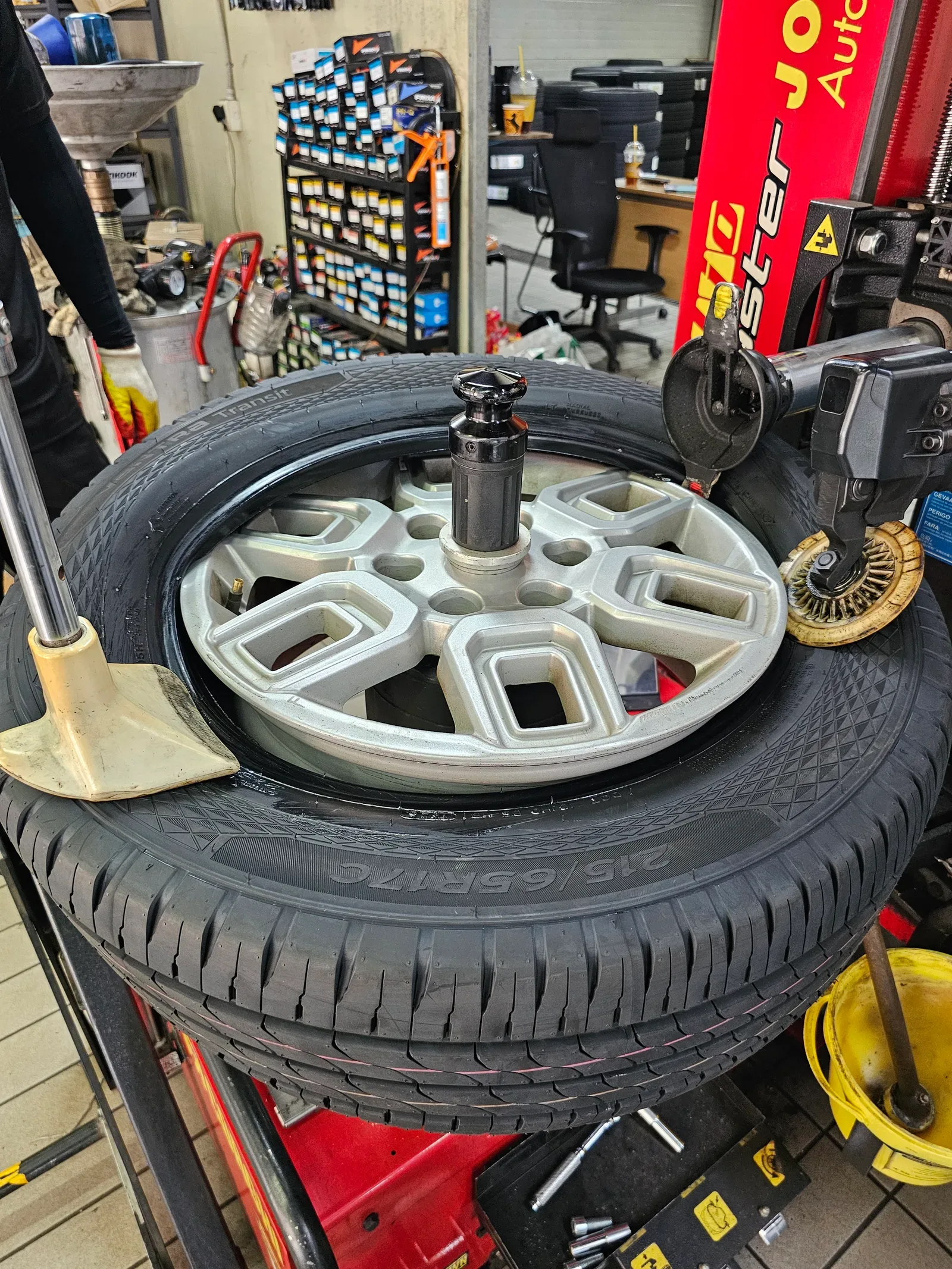 현대 스타리아 215/65R17C 6PR 한국타이어 밴트라 트랜짓 타이어 장착 완료 사진 6
