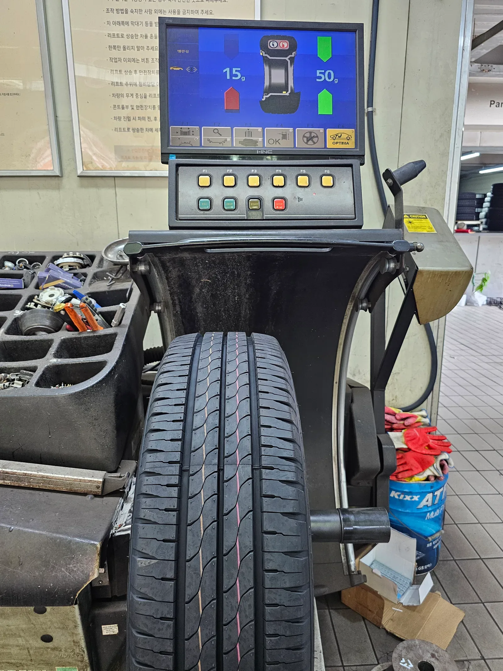 현대 스타리아 215/65R17C 6PR 한국타이어 밴트라 트랜짓 타이어 장착 완료 사진 7