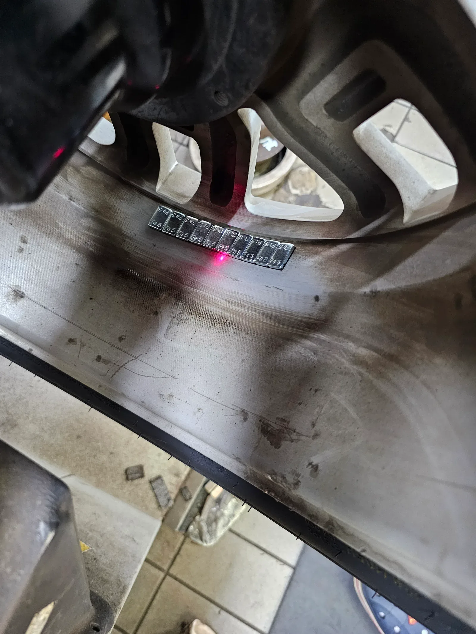 현대 스타리아 215/65R17C 6PR 한국타이어 밴트라 트랜짓 타이어 장착 완료 사진 8