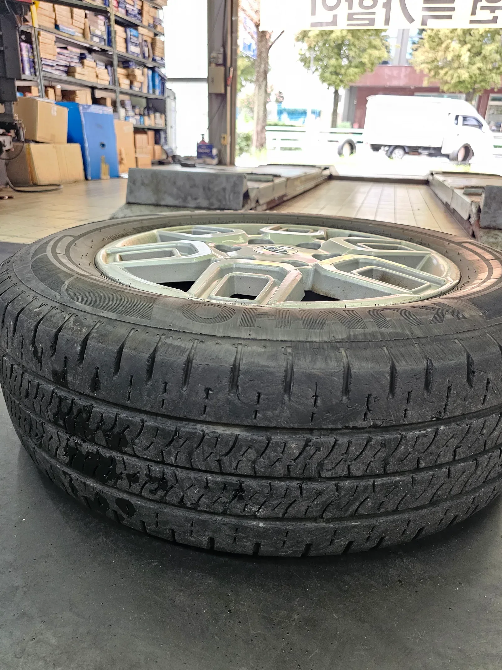 현대 스타리아 215/65R17C 6PR 한국타이어 밴트라 트랜짓 타이어 장착 완료 사진 2