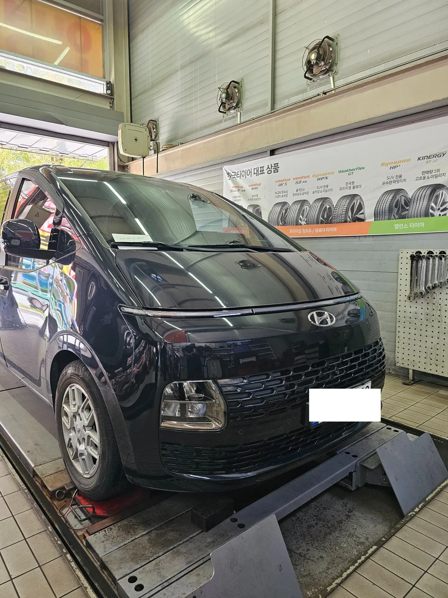 현대 스타리아 215/65R17C 6PR 한국타이어 밴트라 트랜짓 타이어 장착 완료 사진