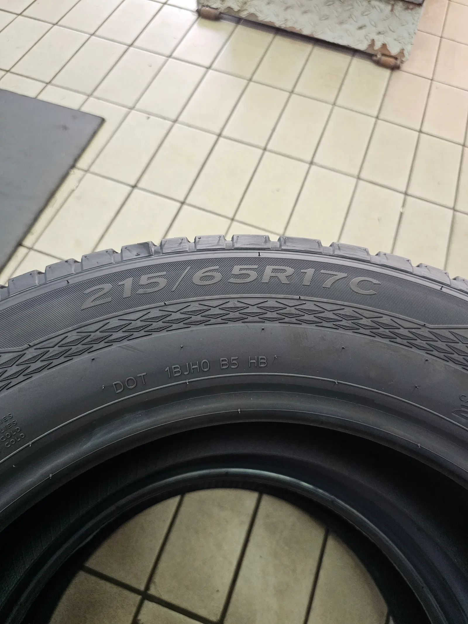 현대 스타리아 215/65R17C 6PR 한국타이어 밴트라 트랜짓 타이어 장착 완료 사진 5