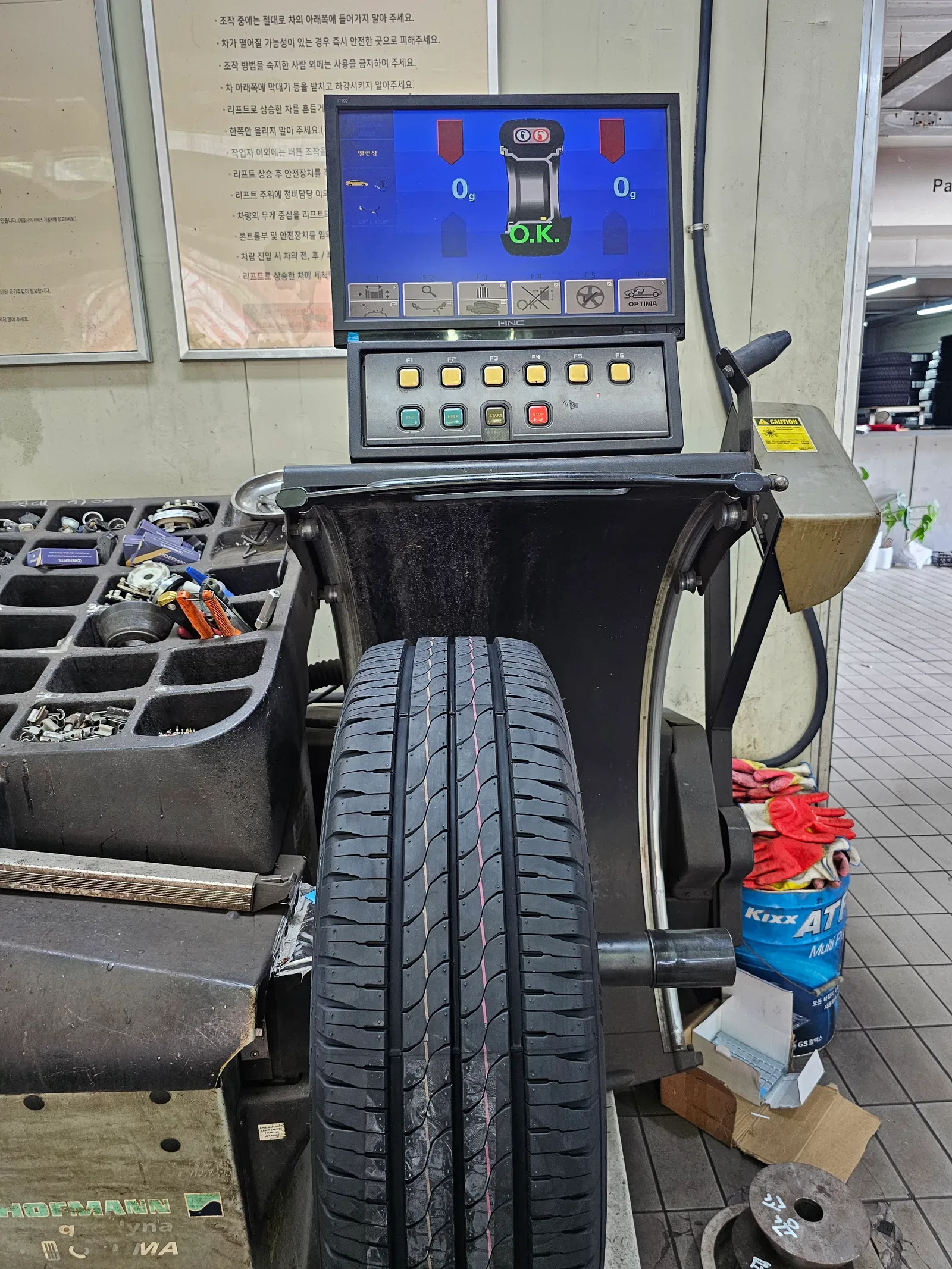 현대 스타리아 215/65R17C 6PR 한국타이어 밴트라 트랜짓 타이어 장착 완료 사진 9