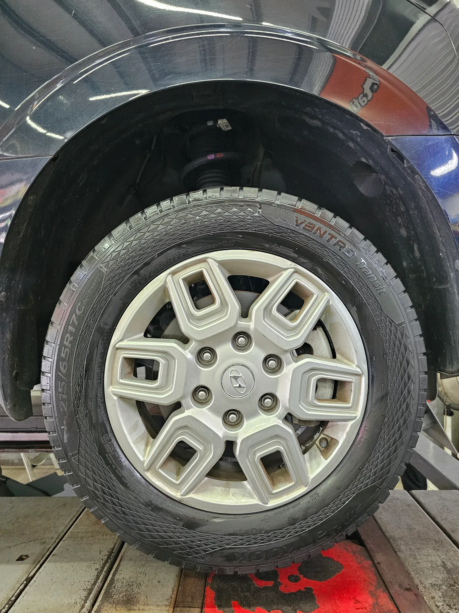 현대 스타리아 215/65R17C 6PR 한국타이어 밴트라 트랜짓 타이어 장착 완료 사진 10