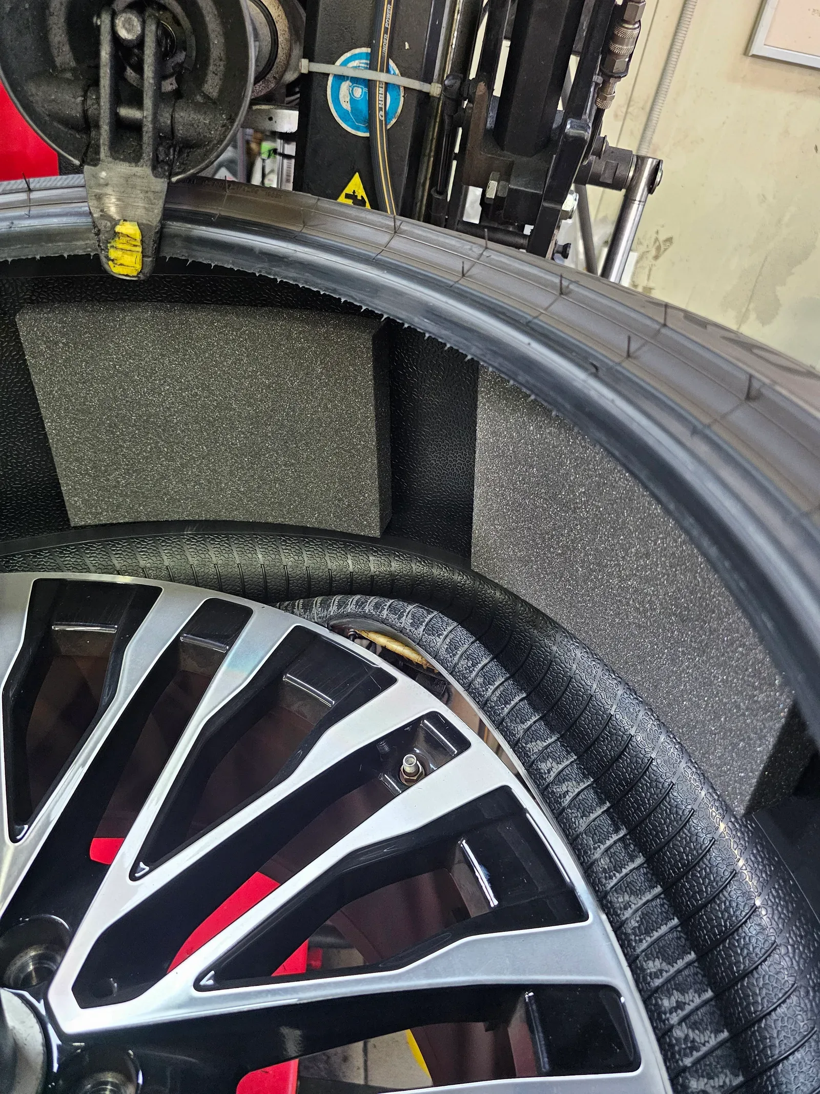 벤츠 S클래스 S450 255/40R20 스펀지 보이는 조립 장면