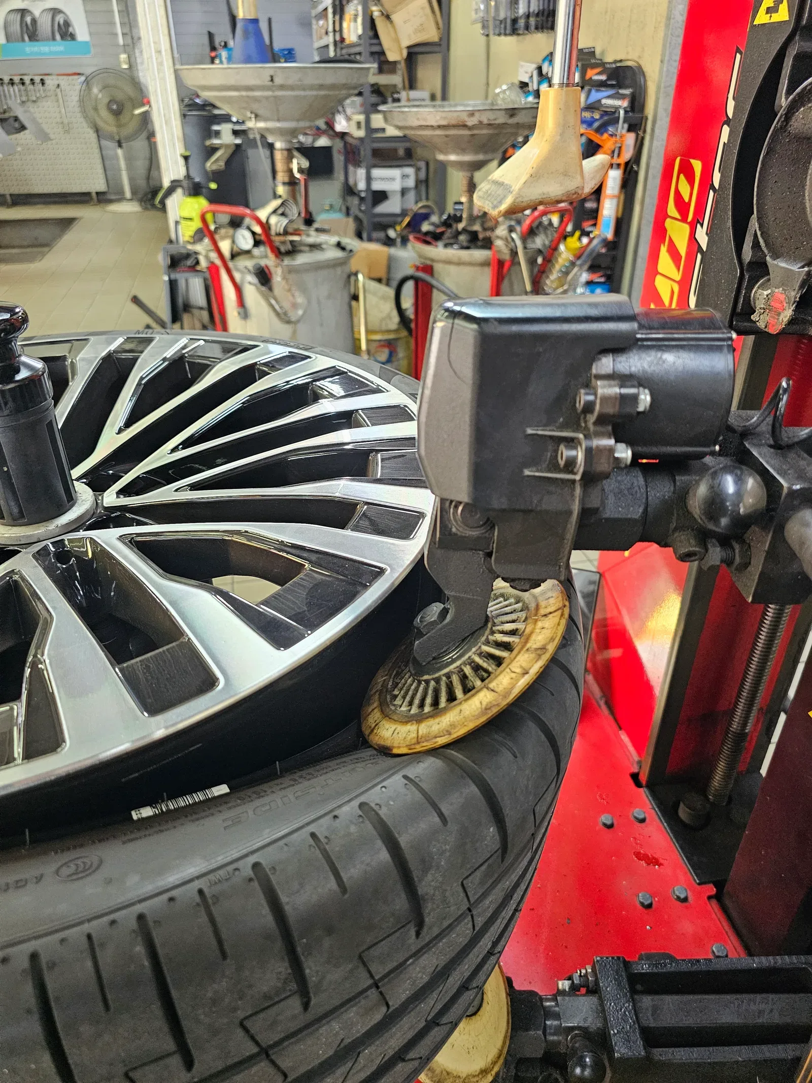 벤츠 S클래스 S450 255/40R20 터치리스 탈착기로 탈거 중