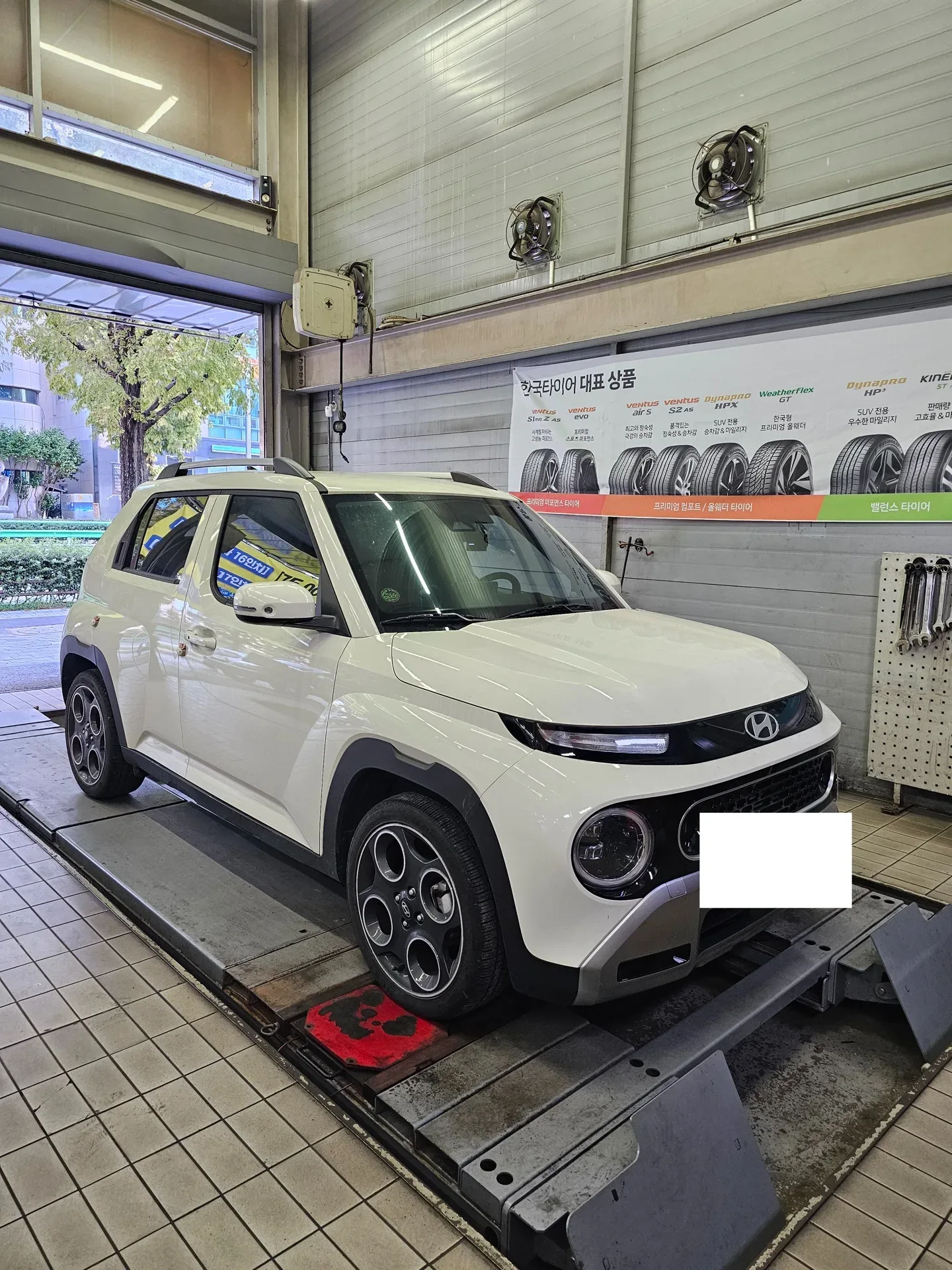 현대 캐스퍼 205/45R17 리프트에 올린 캐스퍼 앞모습