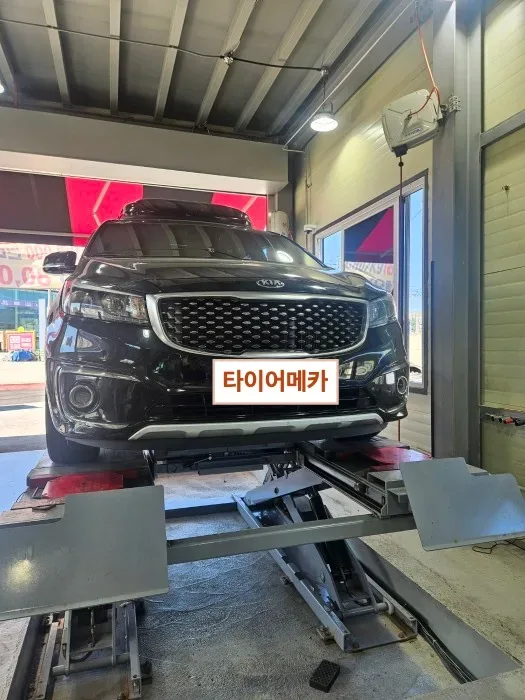 기아 카니발 235/55R19 리프트에 올린 카니발 입고
