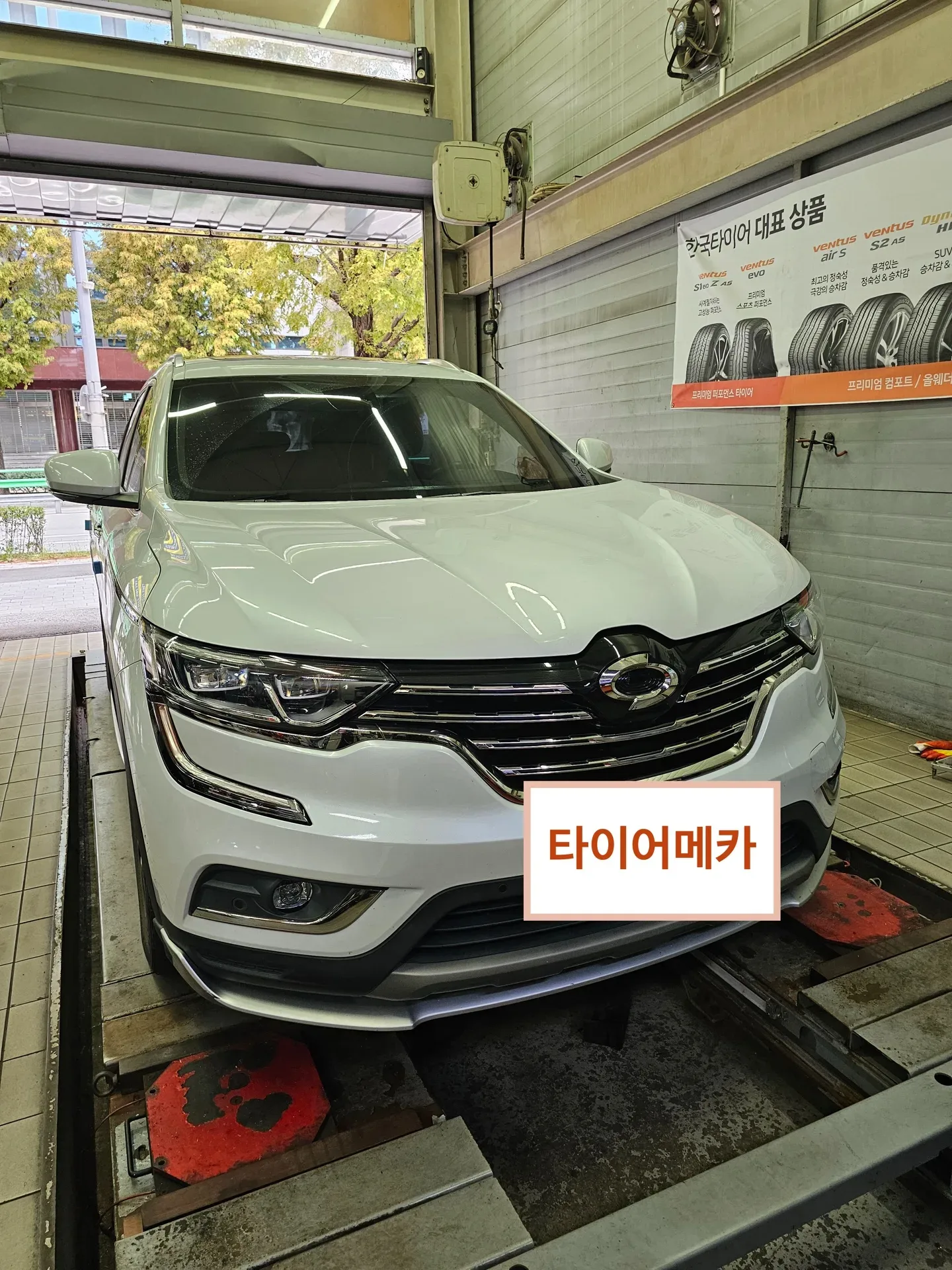르노 QM6 225/55R19 리프트에 올린 입고 앞모습