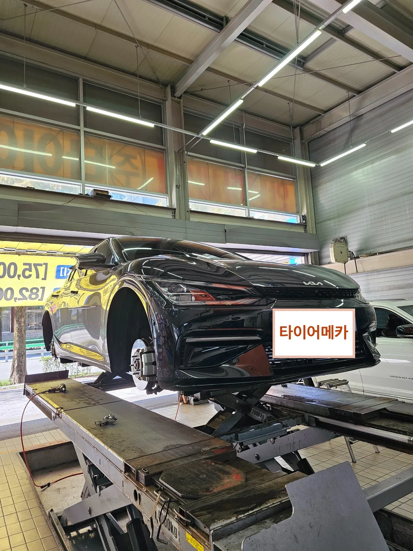 기아 EV6 255/45R20 리프트에 올린 EV6 앞모습