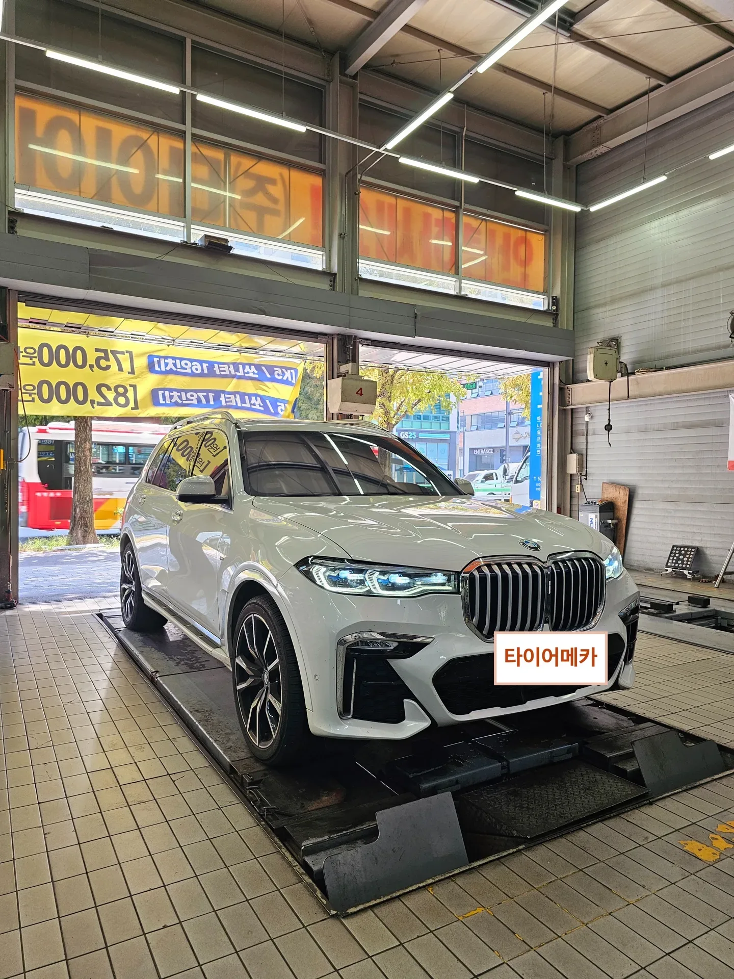 BMW X7 275/40R22 · 315/35R22 리프트에 올린 X7 앞모습