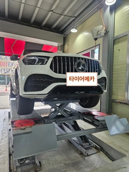 벤츠 GLE 275/45R21 · 315/40R21 리프트에 올린 GLE 앞모습