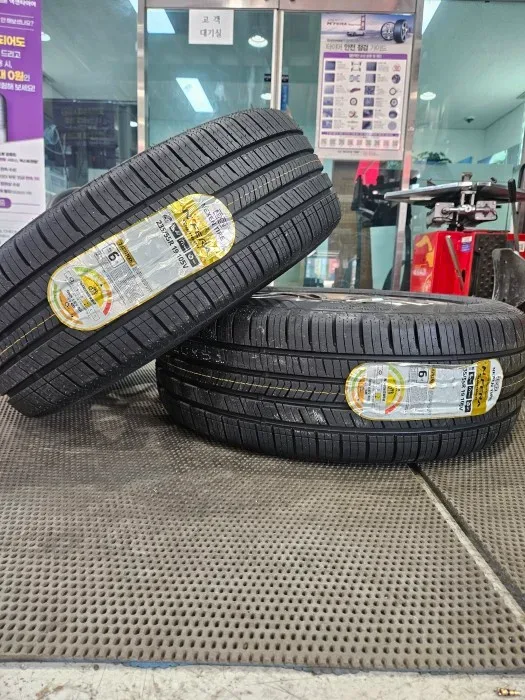 기아 카니발 235/55R19 장착 전 새 타이어 2본