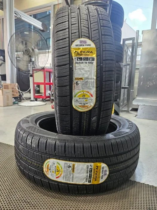 기아 카니발 235/55R19 새 타이어 트레드와 라벨