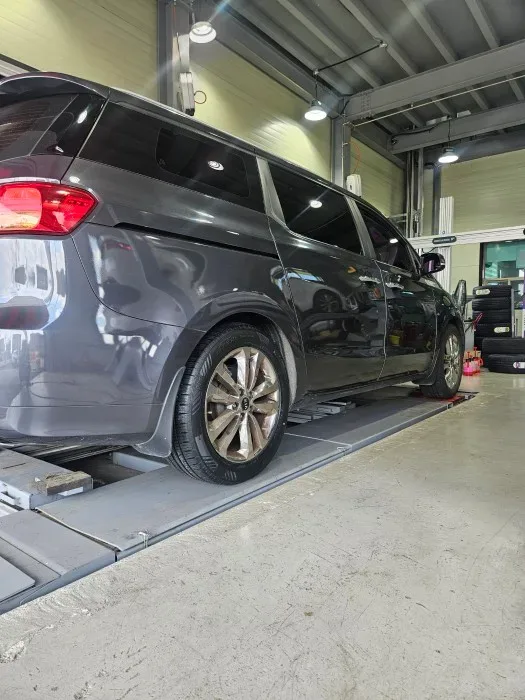 기아 카니발 235/55R19 작업 마치고 내려가는 카니발