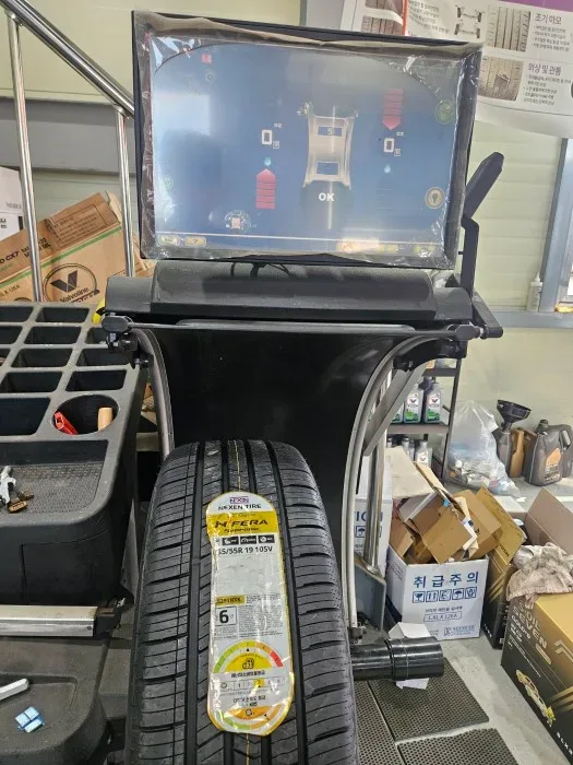 기아 카니발 235/55R19 탈착기 조작 화면과 새 타이어