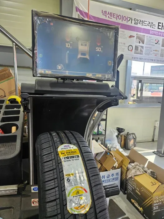 기아 카니발 235/55R19 터치리스 탈착기에 올린 새 타이어