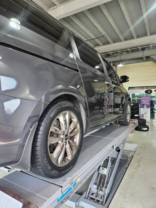 기아 카니발 235/55R19 리프트 위 카니발 옆모습