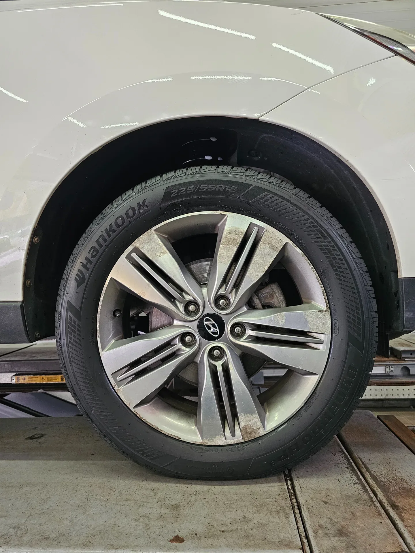 현대 투싼 ix 225/55R18 장착 끝낸 앞바퀴 18인치 휠