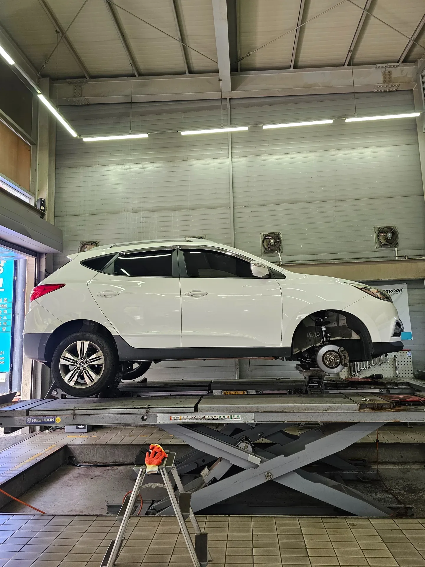 현대 투싼 ix 225/55R18 앞바퀴 탈거한 투싼 ix 리프트 위