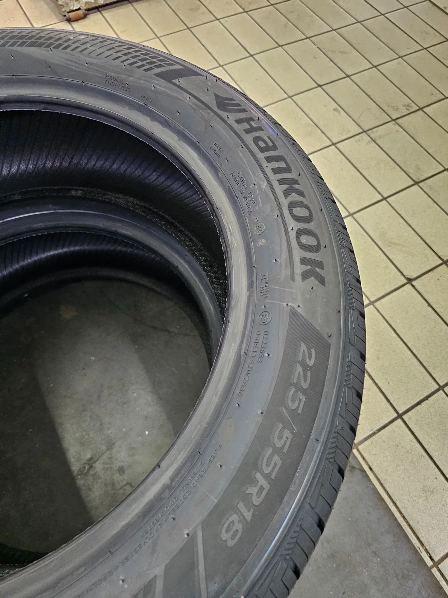 현대 투싼 ix 225/55R18 옆면에 새겨진 225/55R18 규격 표기