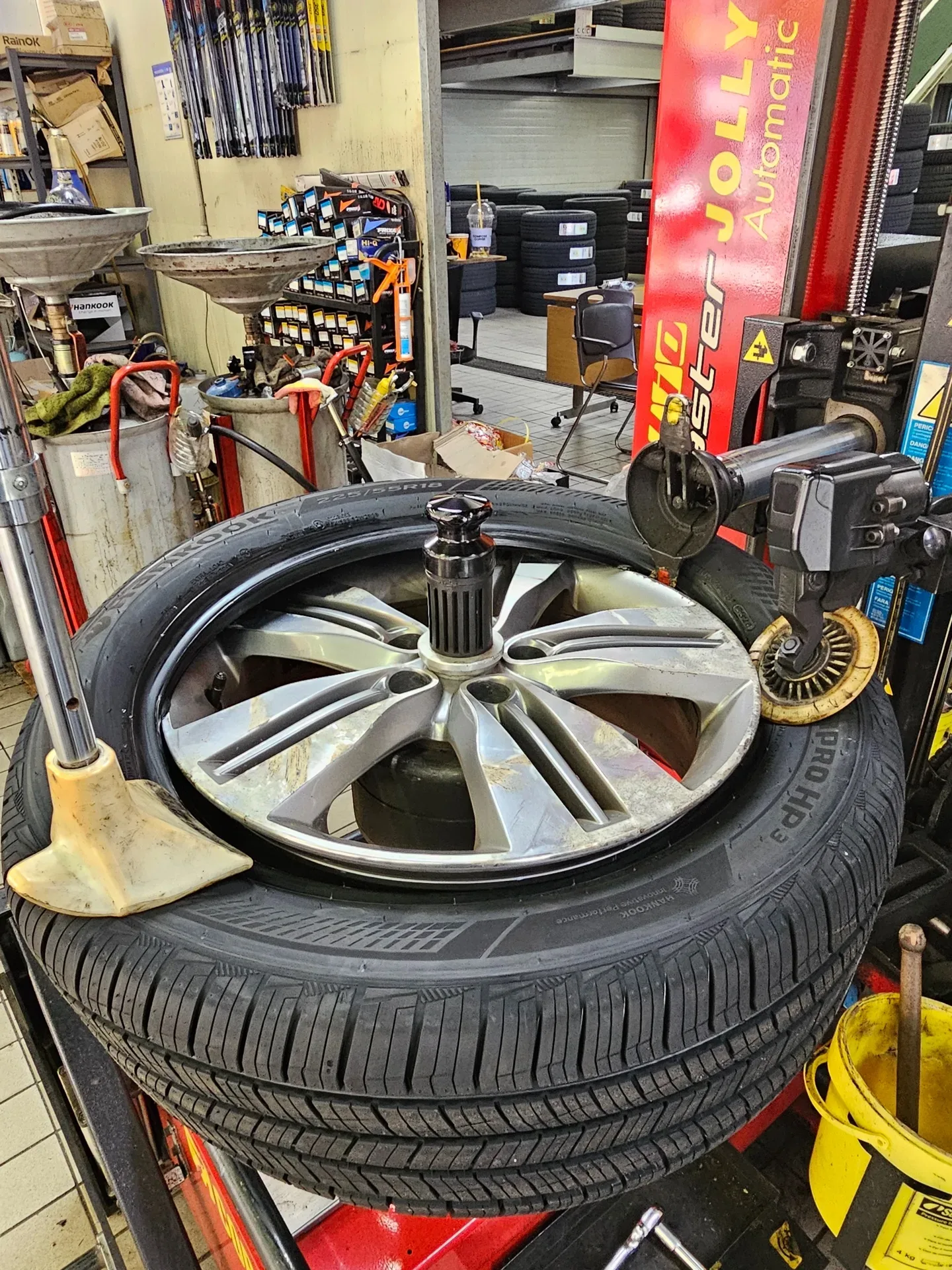현대 투싼 ix 225/55R18 휠에 새 타이어 물린 직후