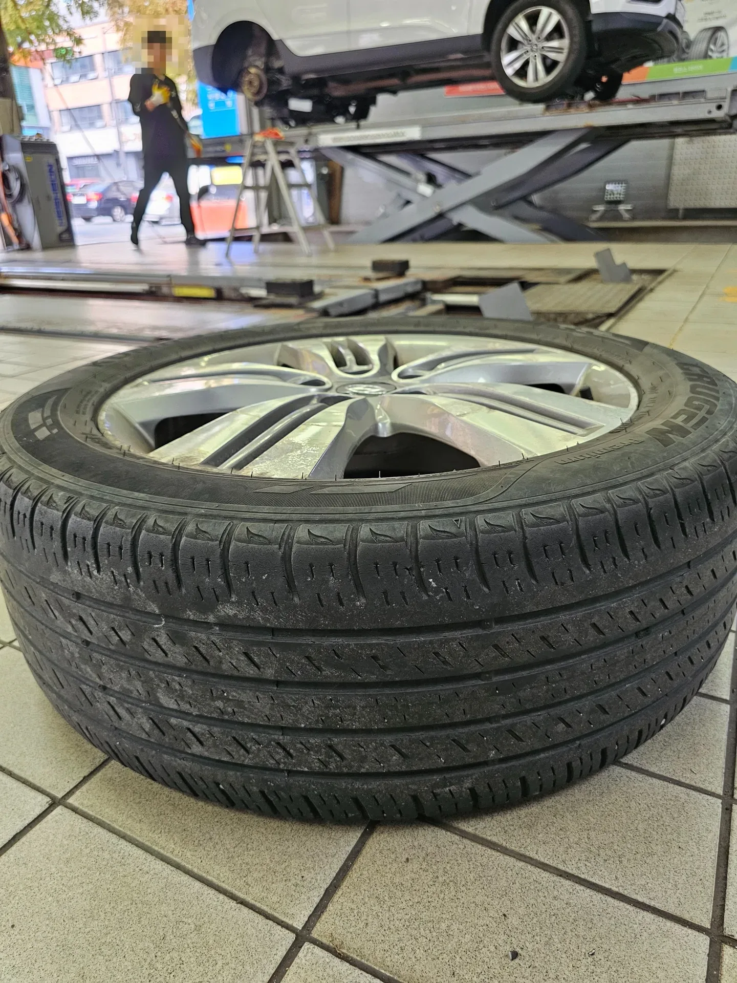 현대 투싼 ix 225/55R18 휠에 장착되어 있던 앞바퀴 구타이어