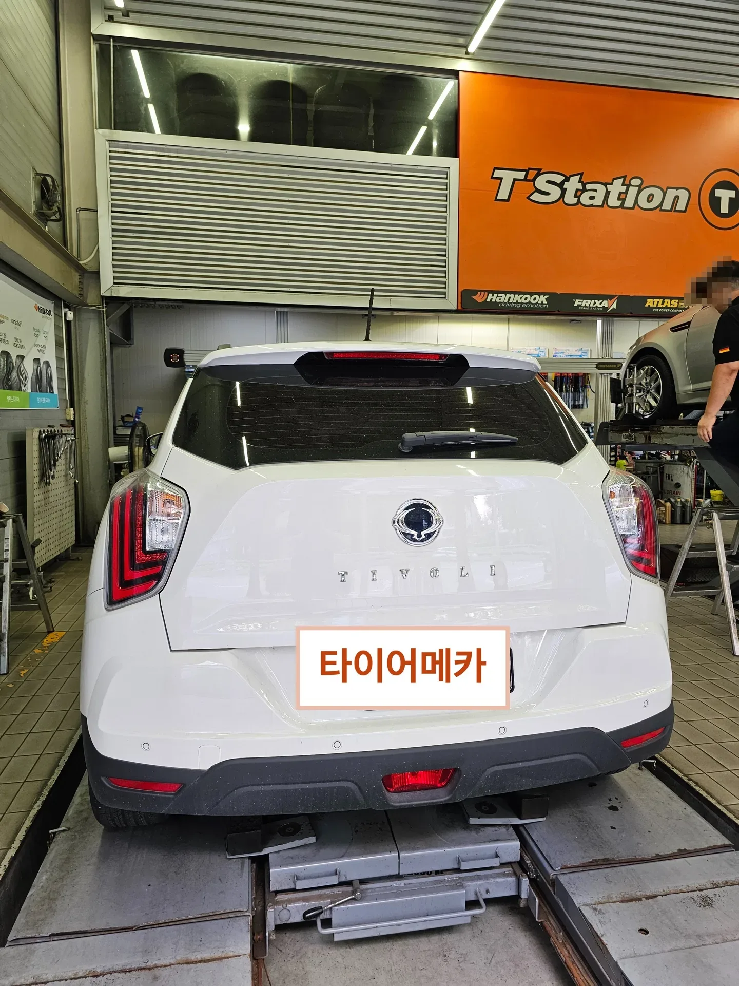 KGM 티볼리 215/50R18 리프트에 올라선 티볼리 뒷모습