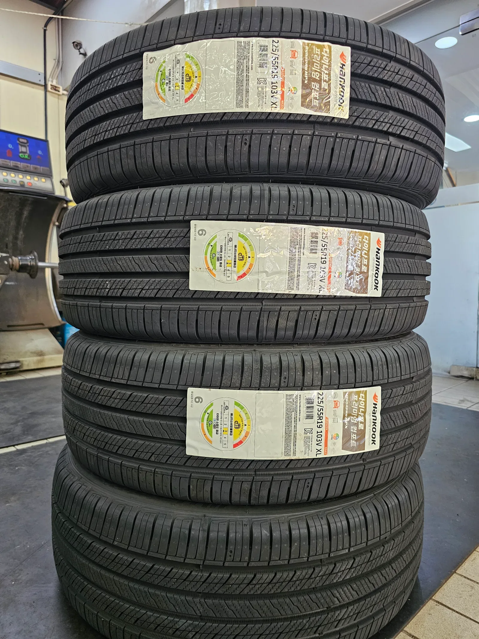 르노 QM6 225/55R19 새 타이어 4본을 세워 규격 라벨을 맞춰 놓은 모습