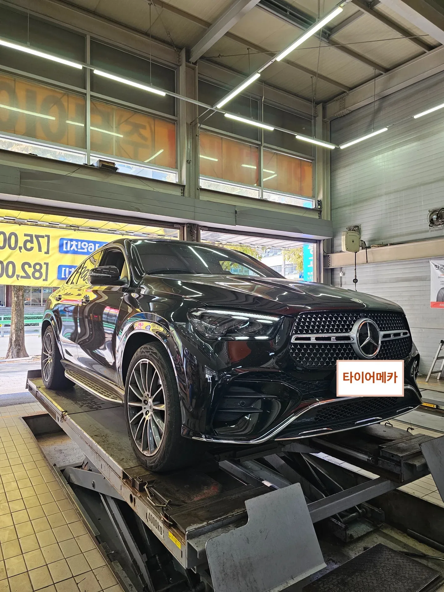 벤츠 GLE 275/45R21 · 315/40R21 리프트에 올라선 GLE 앞모습