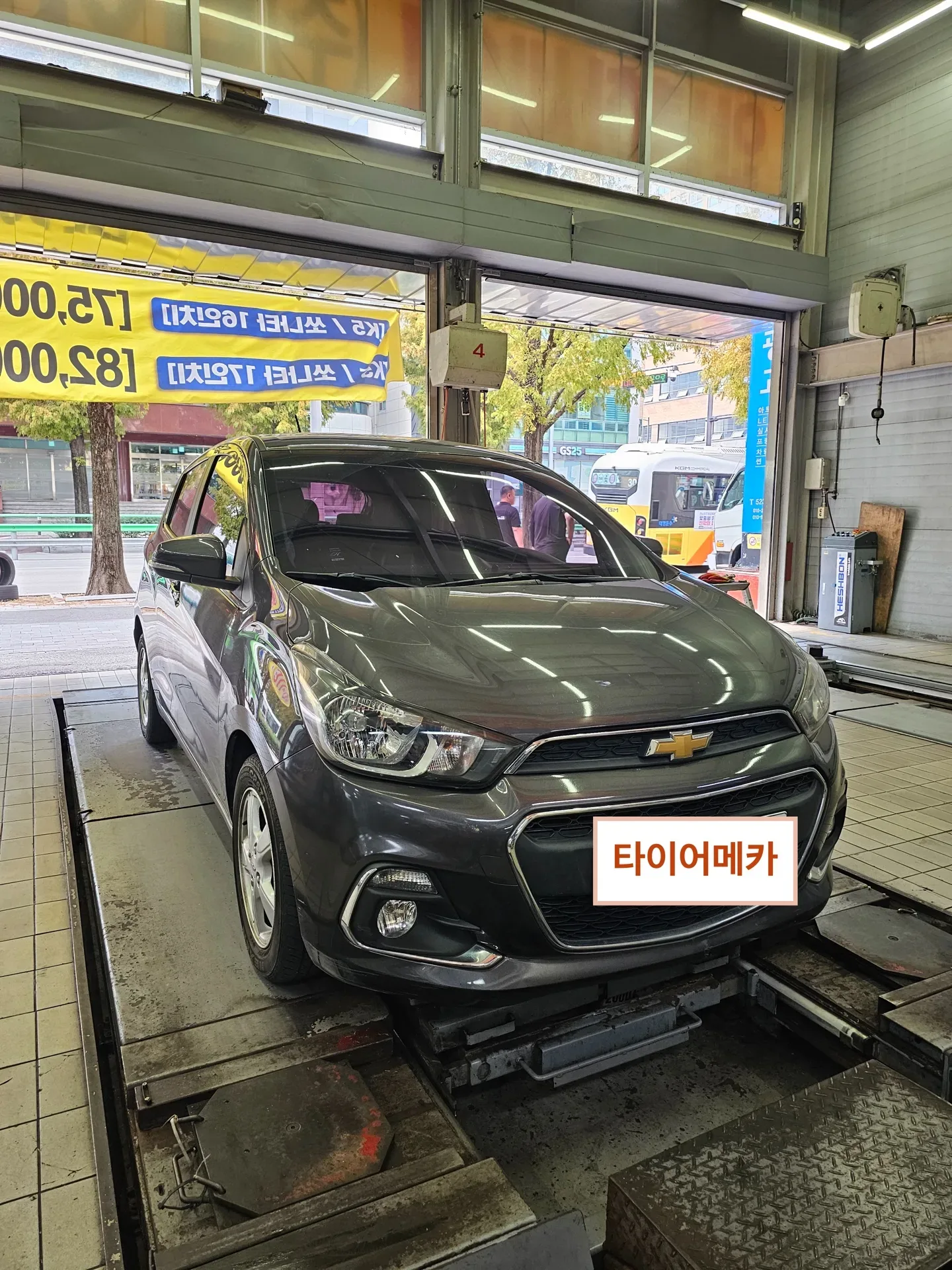 쉐보레 스파크 165/65R14 리프트에 올라선 스파크 앞모습