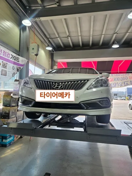 현대 그랜저 245/45R18 얼라인먼트 리프트에 올라선 그랜저 앞모습