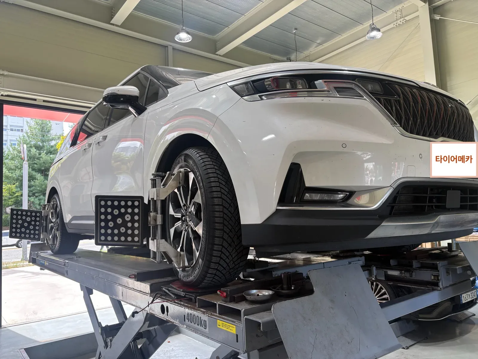 기아 카니발 235/55R19 얼라인먼트 리프트에 올린 카니발